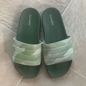 Old Navy Camo Slides, size 3/4